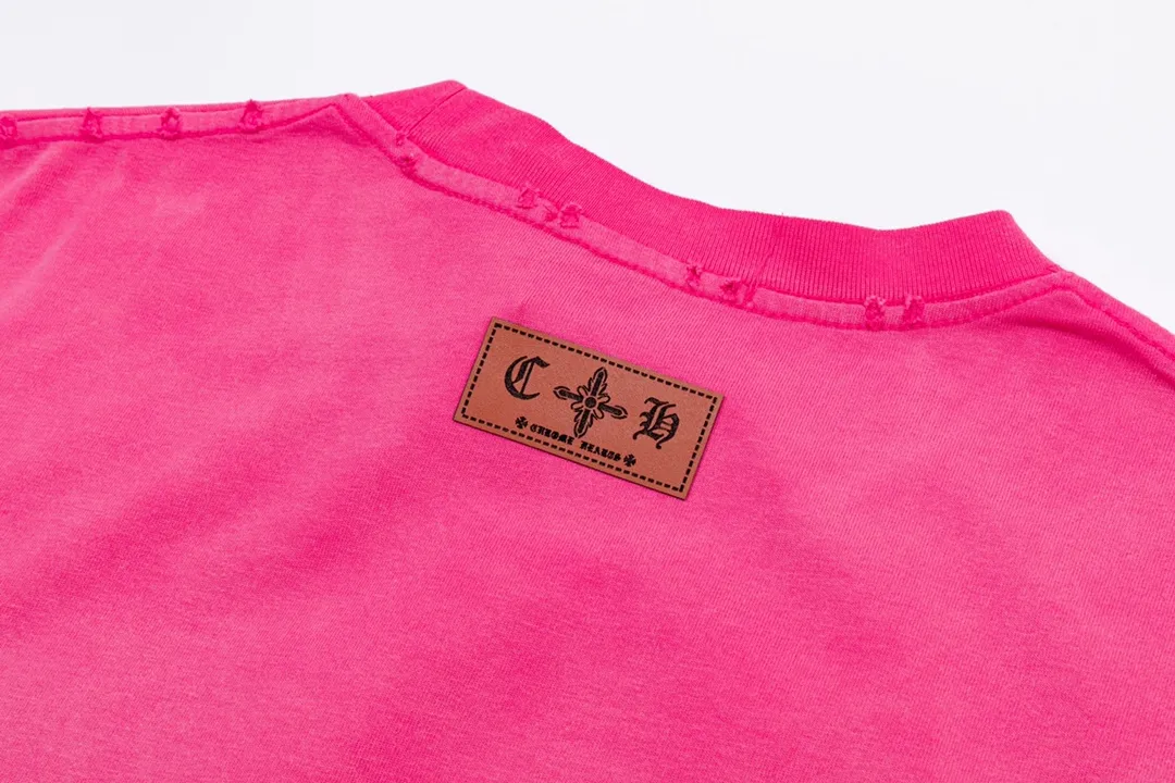 P220 CHROME HEARTS LoGo is fashionable and elegant, with dropped shoulders. The fabric is made of 26s double-yarn combed cotton compact spinning yarn with a weight of 280. It is matched with 1*1 Salona rib. The fabric is fermented and has a loose fit. Color: pink (washed hole craftsmanship) size: S～XXL